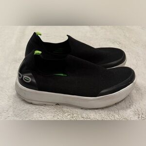 **OOFOS OOmg eeZee Low-Top Recovery Shoes – Women’s Size 9**